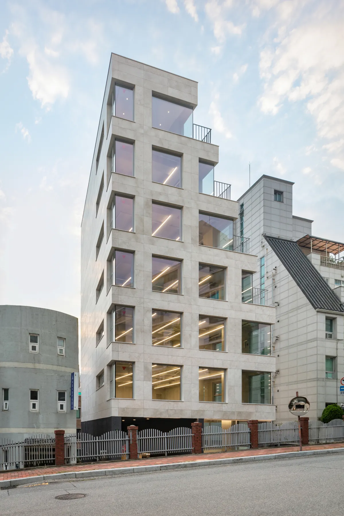 Simplex Architecture Steps a Seoul Mid-Rise Tower to Negotiate Between Low-Rise Commerce and High-Rise Housing