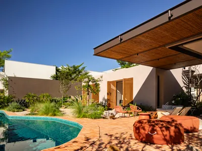 Dayala e Rafael Wraps a Goiânia Corner Lot in Stone and Muxarabi to Tame the Savanna Sun