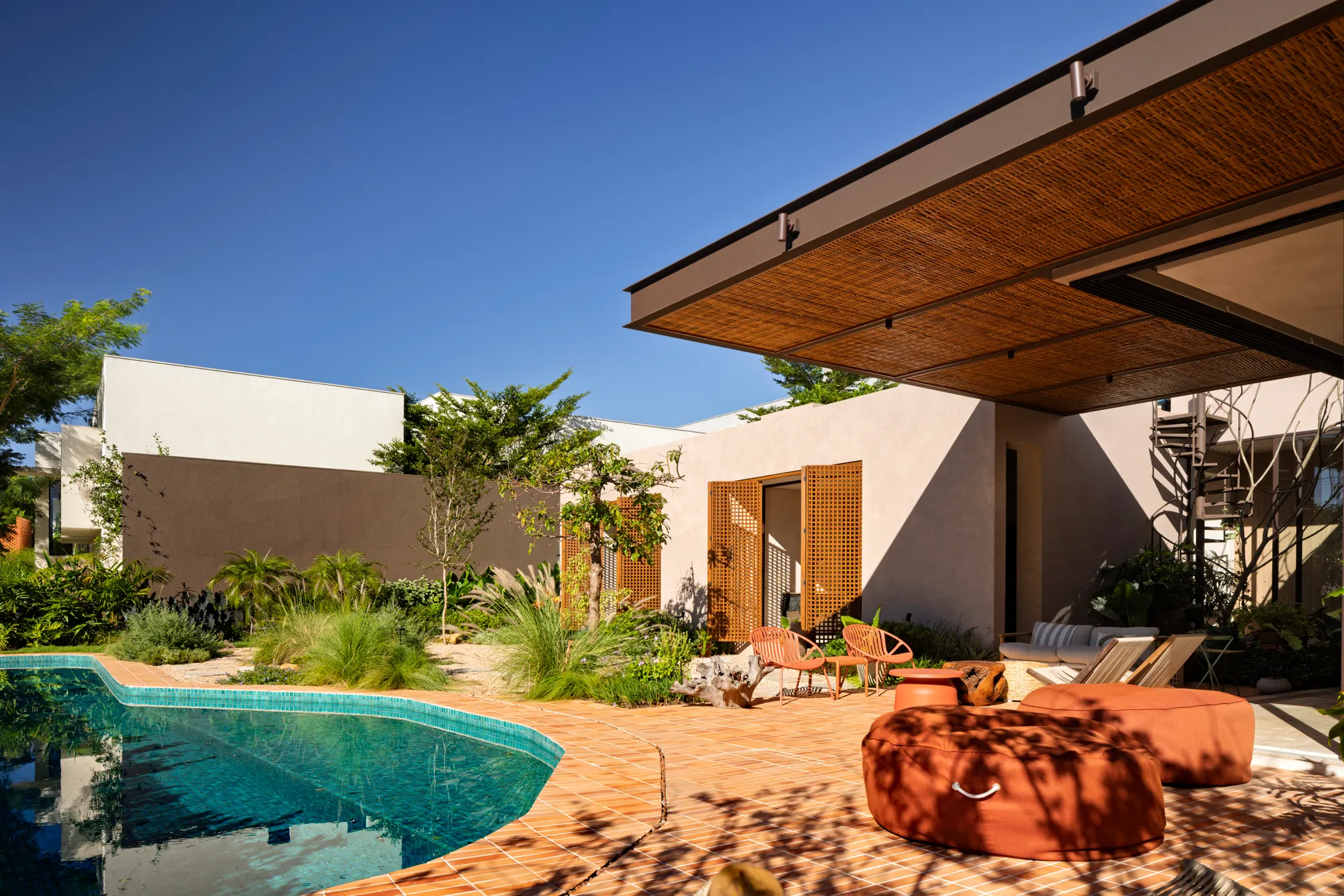 Dayala e Rafael Wraps a Goiânia Corner Lot in Stone and Muxarabi to Tame the Savanna Sun