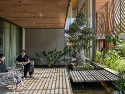 tHE gRID Architects Wraps an Ahmedabad Villa in Timber Screens and Cascading Green