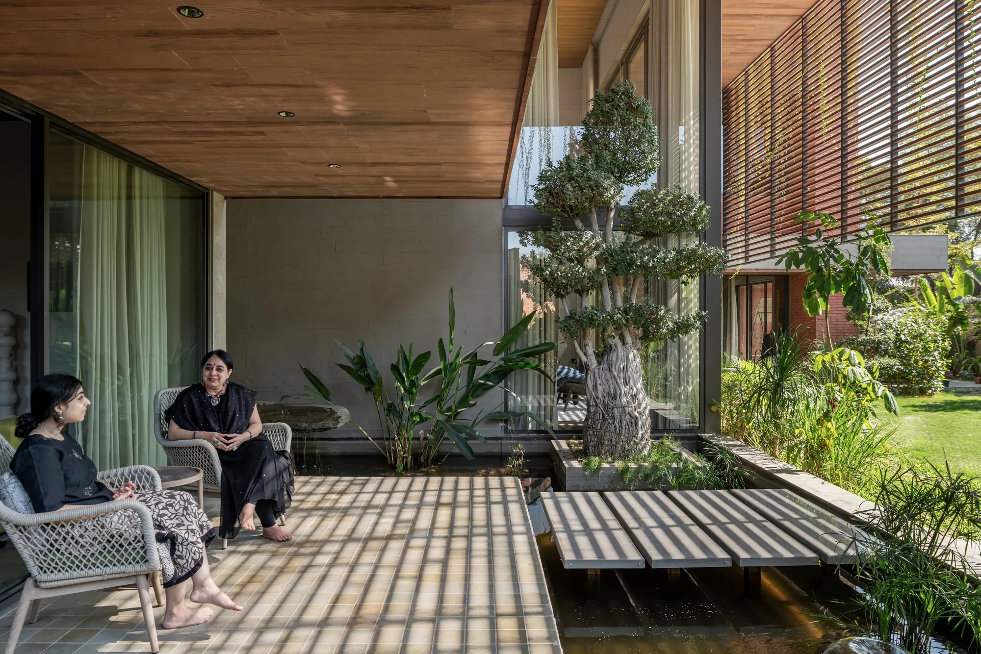 tHE gRID Architects Wraps an Ahmedabad Villa in Timber Screens and Cascading Green