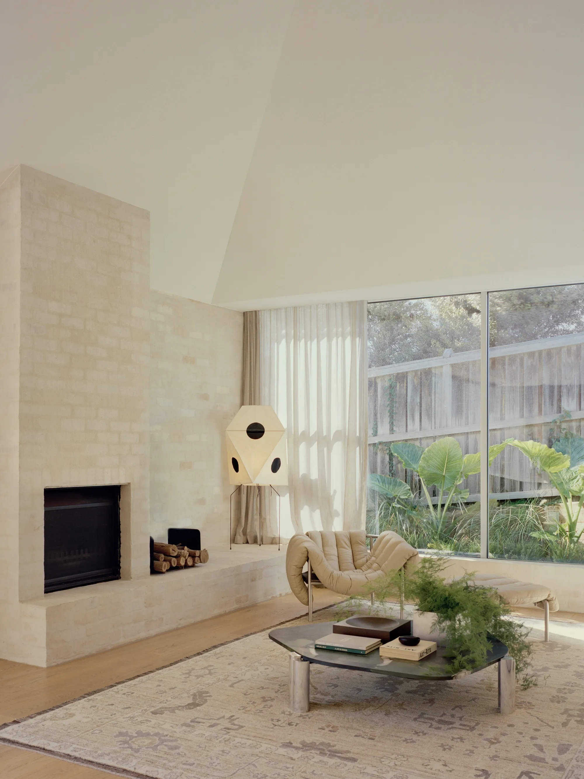 Victoria Merrett Sinks a Chalky, Sand-Rendered House into a Sorrento Streetscape