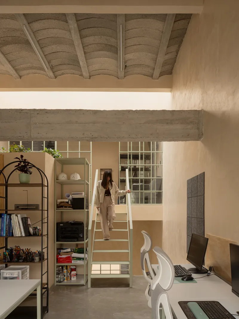 WIDOARQUITECTOS Carves a Monumental Studio from a Five-Meter-Wide Lot in Cuernavaca