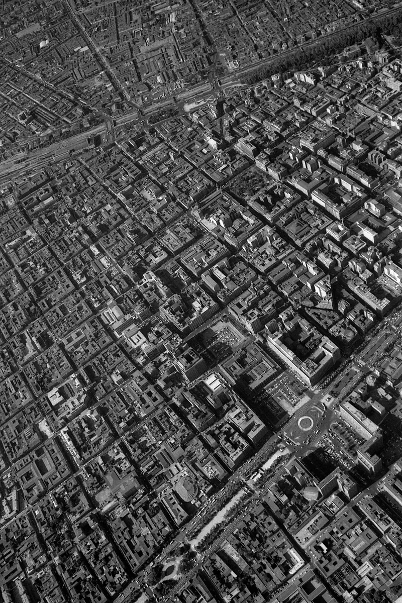 Aerial photograph of the dense urban block pattern with the palace complex centered among surrounding streets