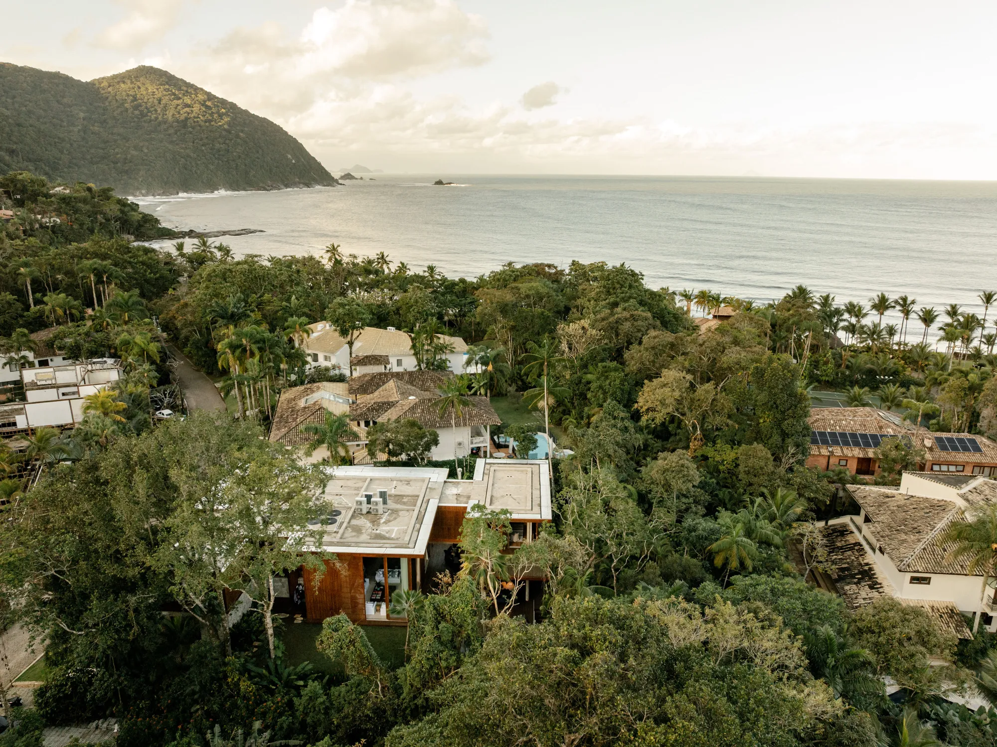 DB Arquitetos Stacks Five Levels into the Atlantic Forest Like a Treehouse in Guarujá