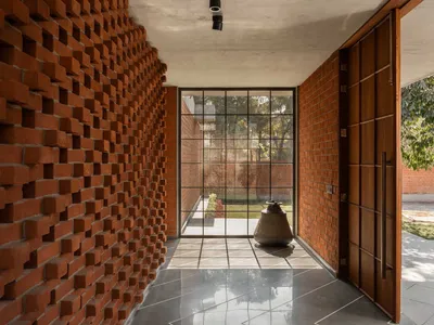 Vaissnavi Shukl Wraps a Single-Storey Ahmedabad Home Around a Courtyard That Breathes