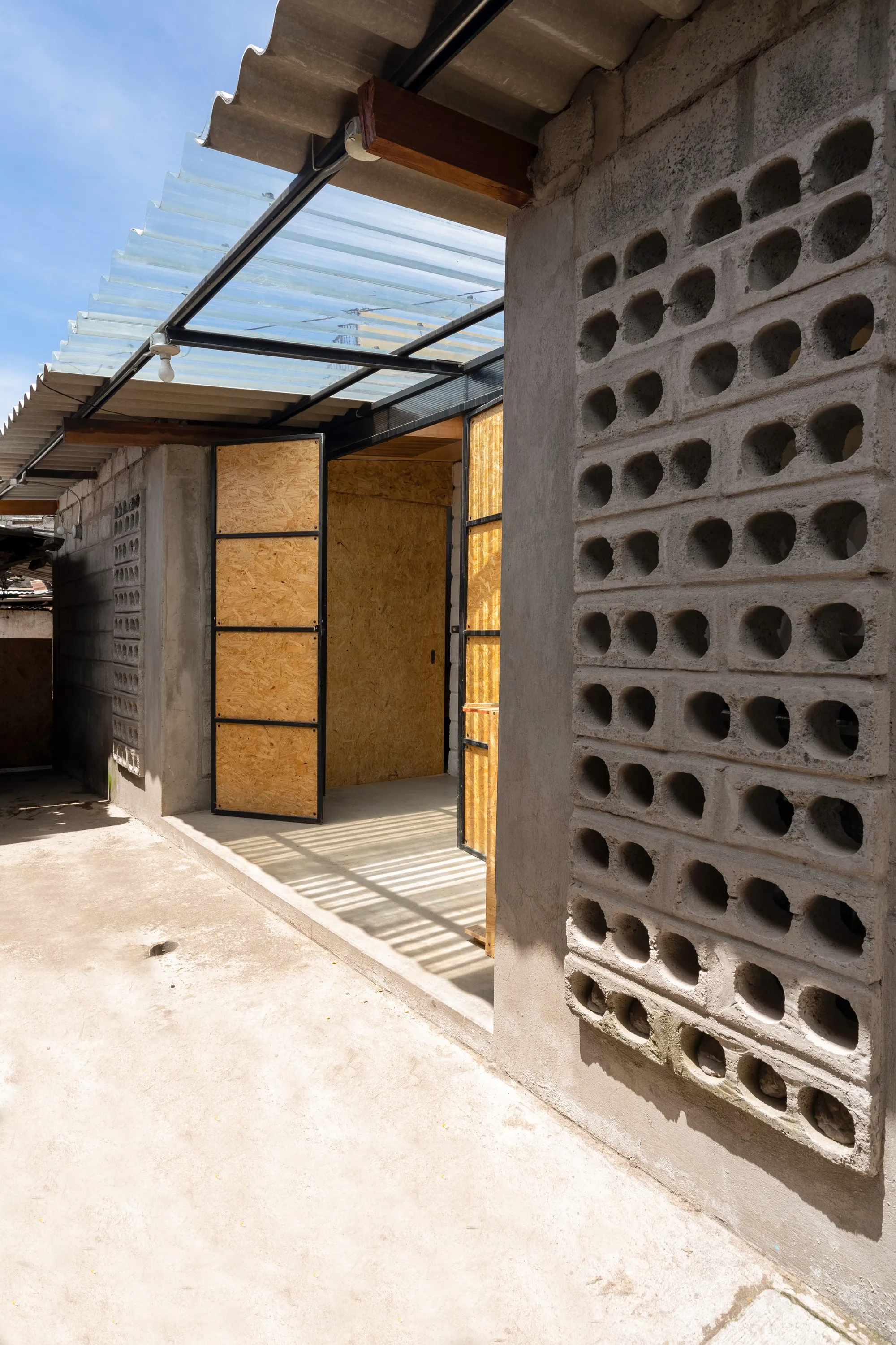 Metriq Estudio Builds a 37-Square-Meter Home for an Elderly Woman in Quito with No Budget