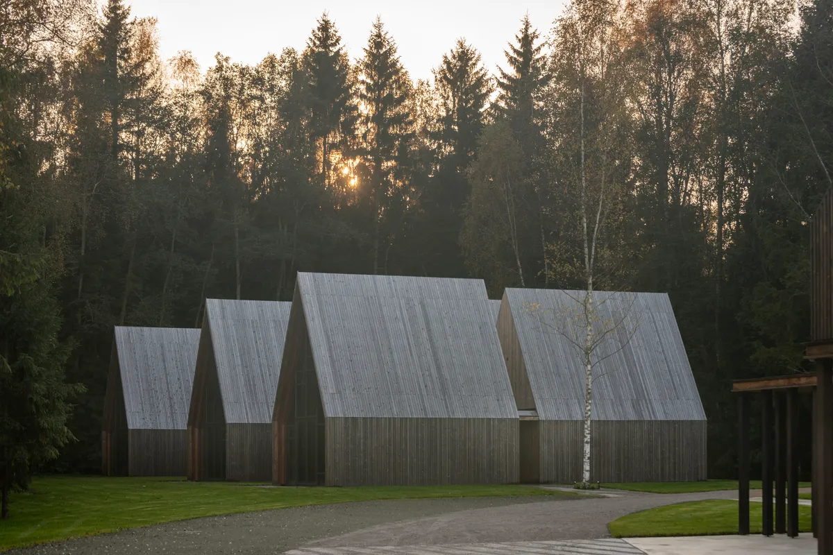 arches Weaves a Nature Therapy Retreat into a Lithuanian Forest Clearing