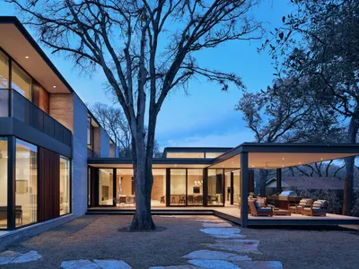 A Parallel Architecture Wraps a Texas Family Home Around Heritage Oaks in West Lake Hills