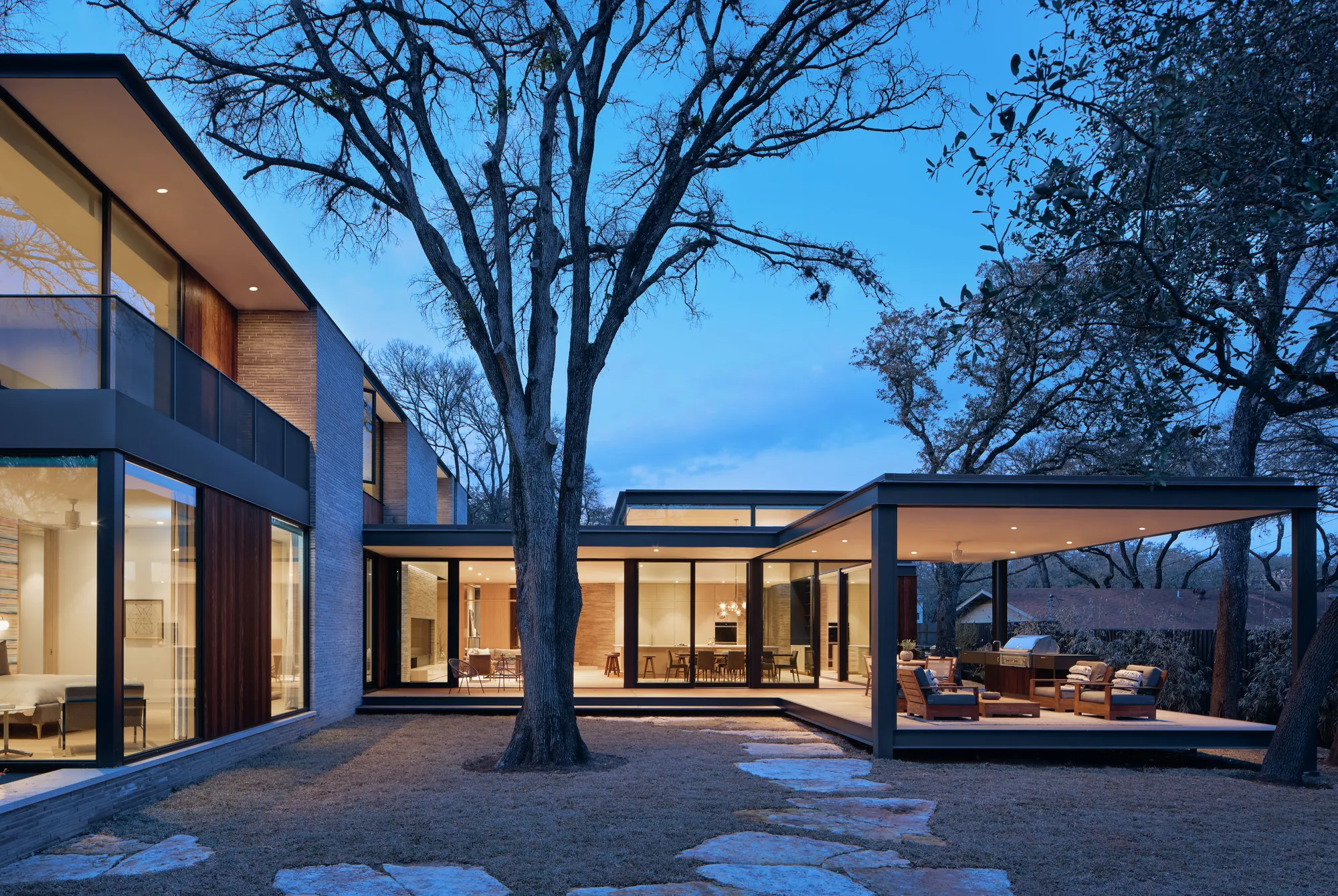 A Parallel Architecture Wraps a Texas Family Home Around Heritage Oaks in West Lake Hills