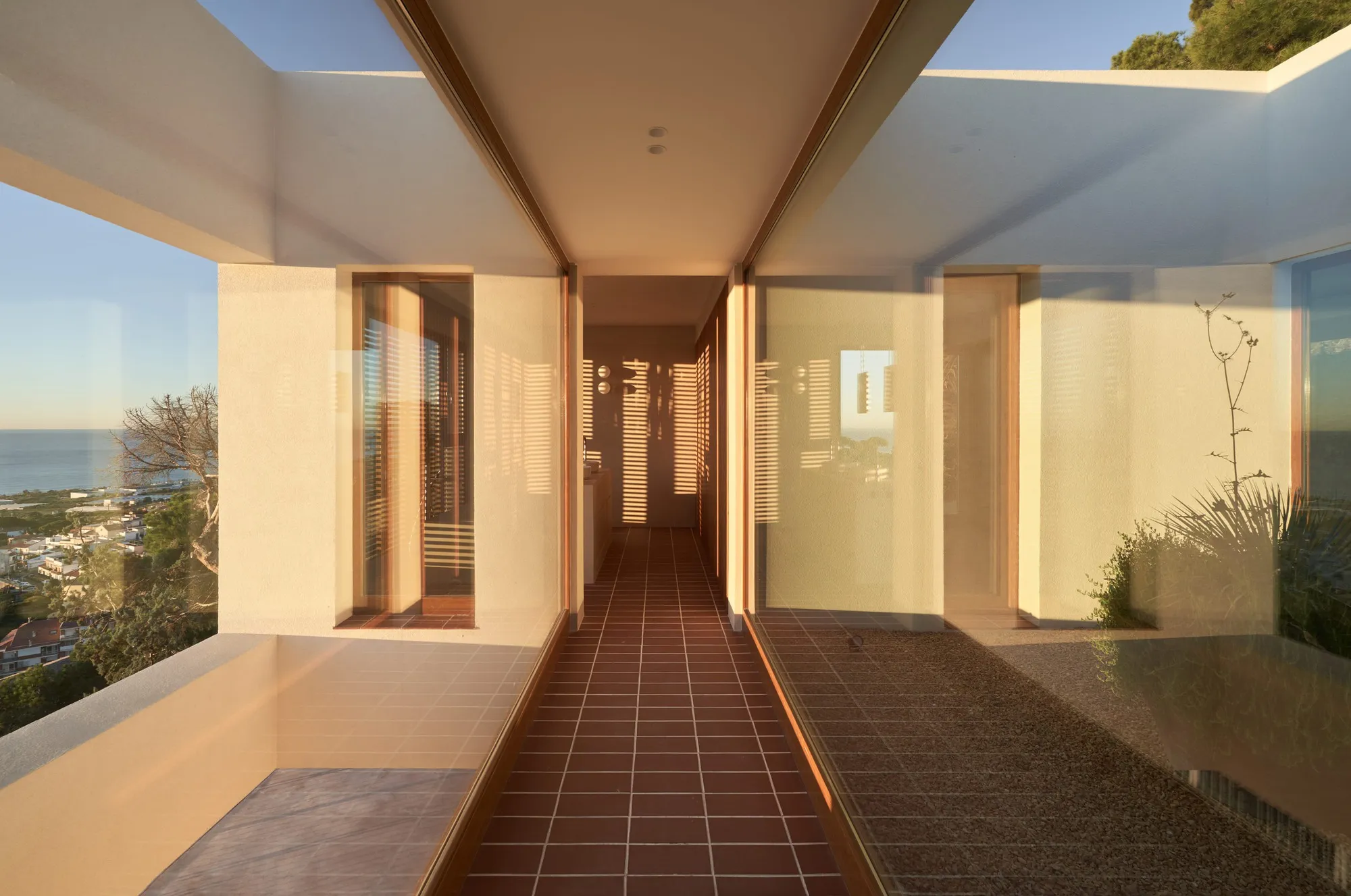 exitprojectes Extends a Lost Josep Lluís Sert House on a Mediterranean Hillside
