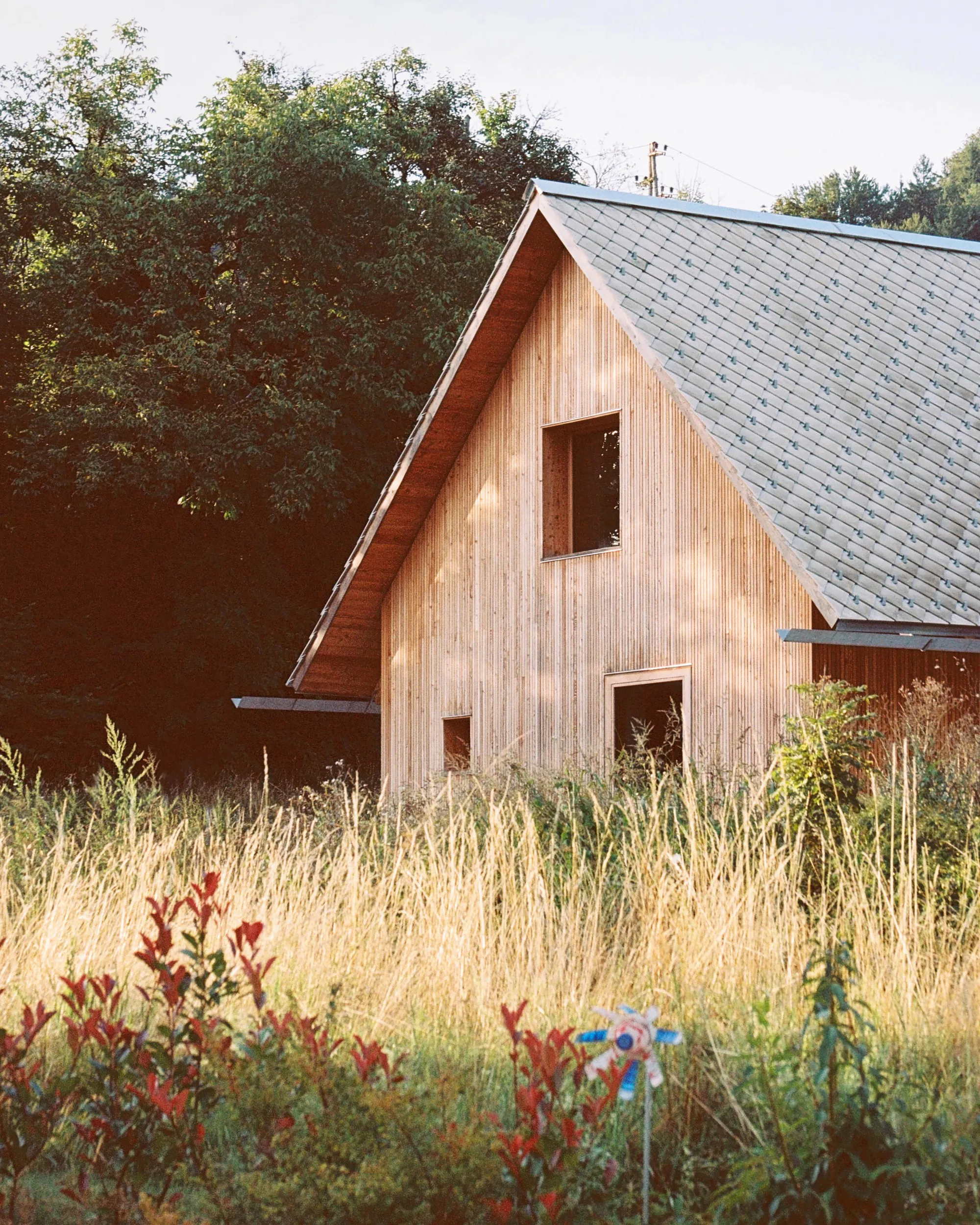 Arhitekti Počivašek Petranovič Sets a Concrete and Larch House at the Foot of Slovenia's Pokljuka Forests