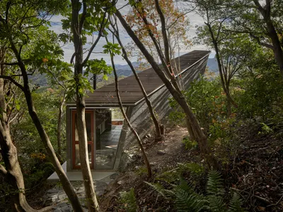 Tamotsu Teshima Tucks a 28-Square-Meter Timber Atelier into a Japanese Hillside Forest