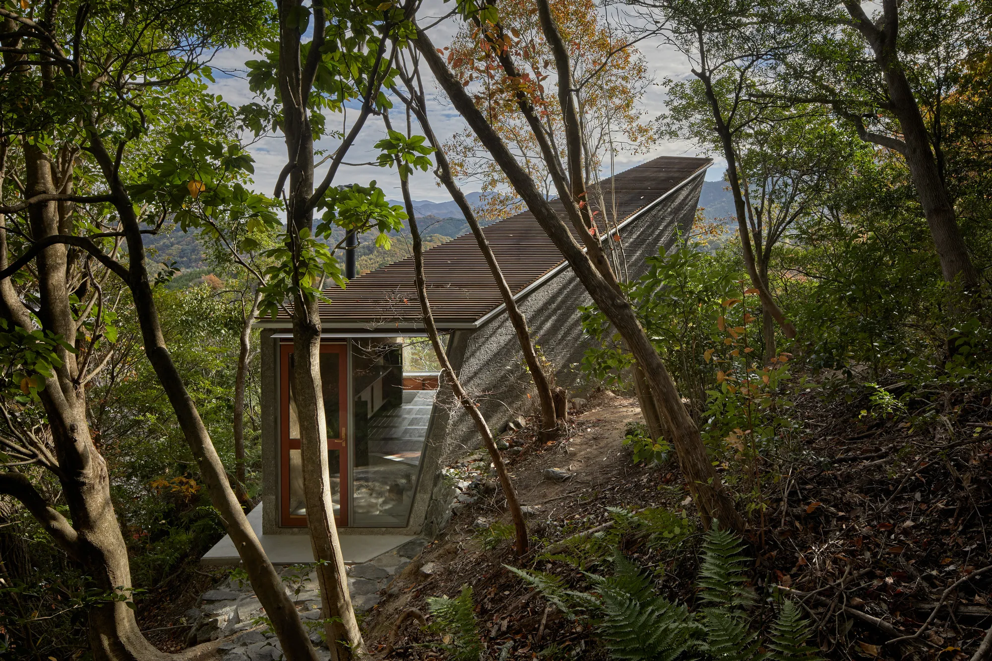 Tamotsu Teshima Tucks a 28-Square-Meter Timber Atelier into a Japanese Hillside Forest
