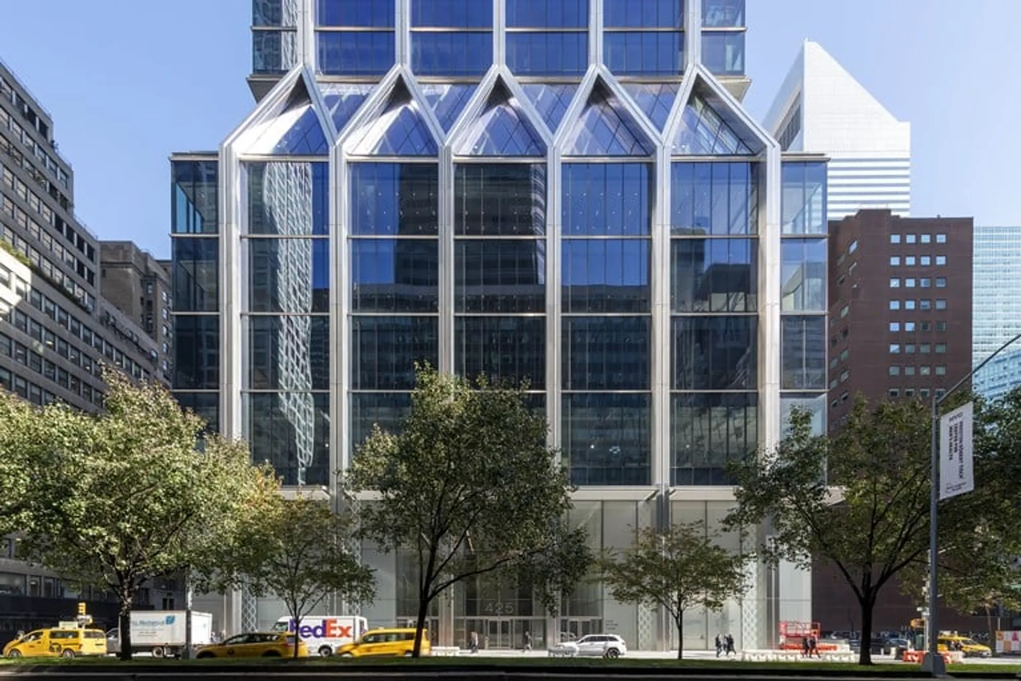 Nestled in the heart of New York City, Foster + Partners have completed Park Avenue's first full-block building in over 50 years.