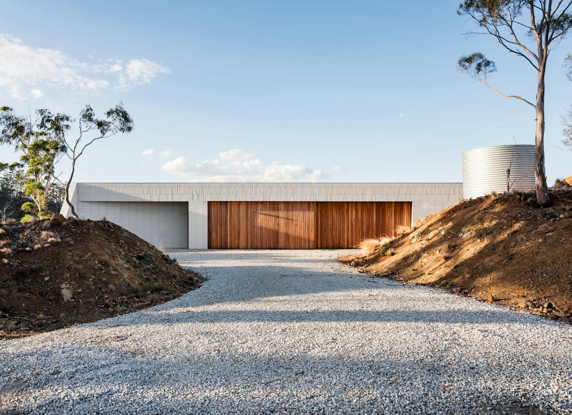 Eyrie House by Matt Williams Architects: A Contemporary Hillside Residence Designed for Extreme Terrain