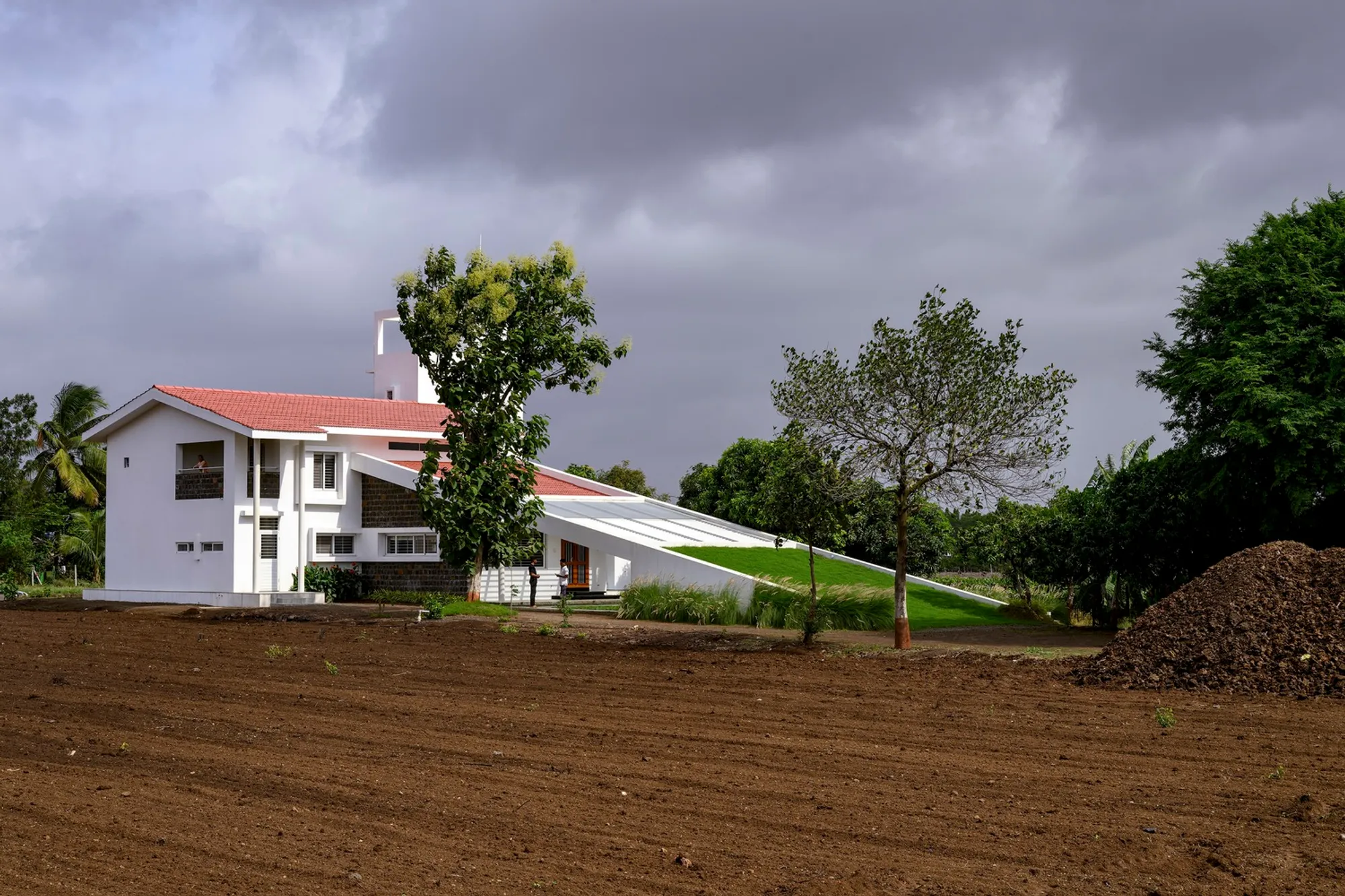 A House in the Grape Farms by Studio Frozen Music — A Contemporary Rural Retreat Rooted in Tradition