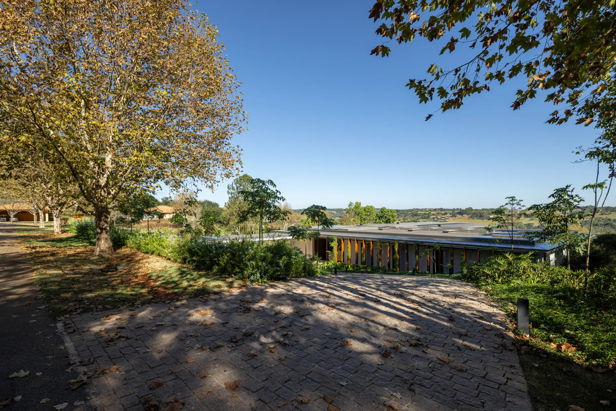 Fluir House by Sabella Arquitetura – A Contemporary Single-Story Residence Integrated Into the Landscape