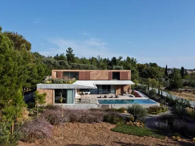 Atrium House by point27 Architects: Embracing Mediterranean Living with Light, Shadow, and Materiality
