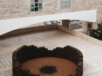 CELLA Ephemeral Architecture by Os Espacialistas – A Sensory Playground of Geometry, Cork, and Spatial Imagination