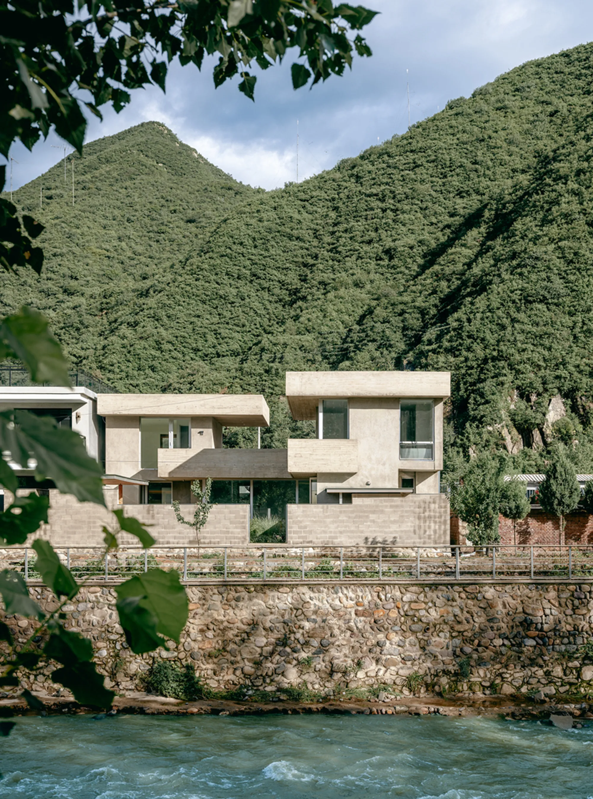 Riverside House by xiān Architects: A Harmonious Retreat Amidst Jiudu River Landscapes