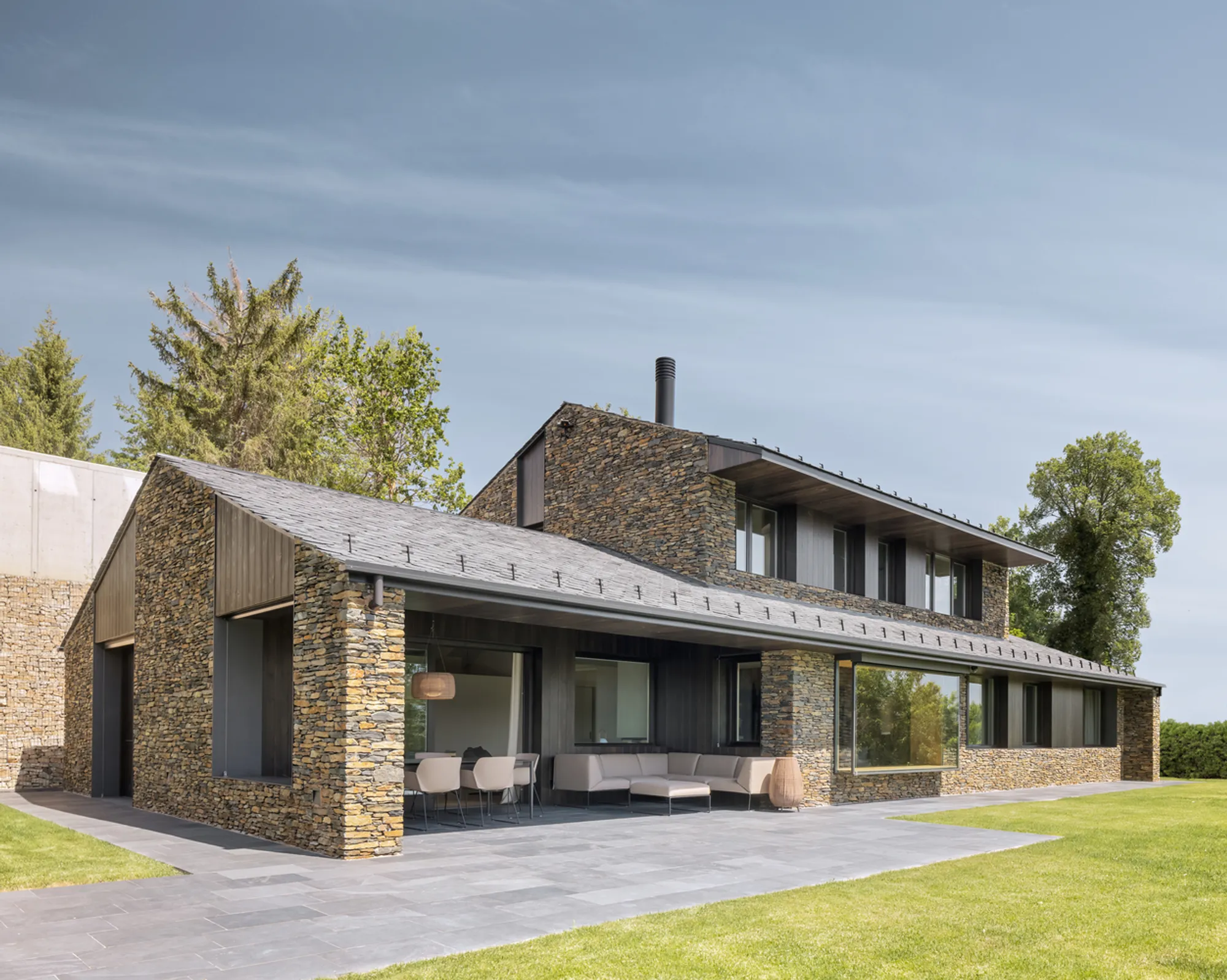 House in Puigcerdà by Dom Arquitectura: A Harmonious Blend of Nature and Modern Elegance