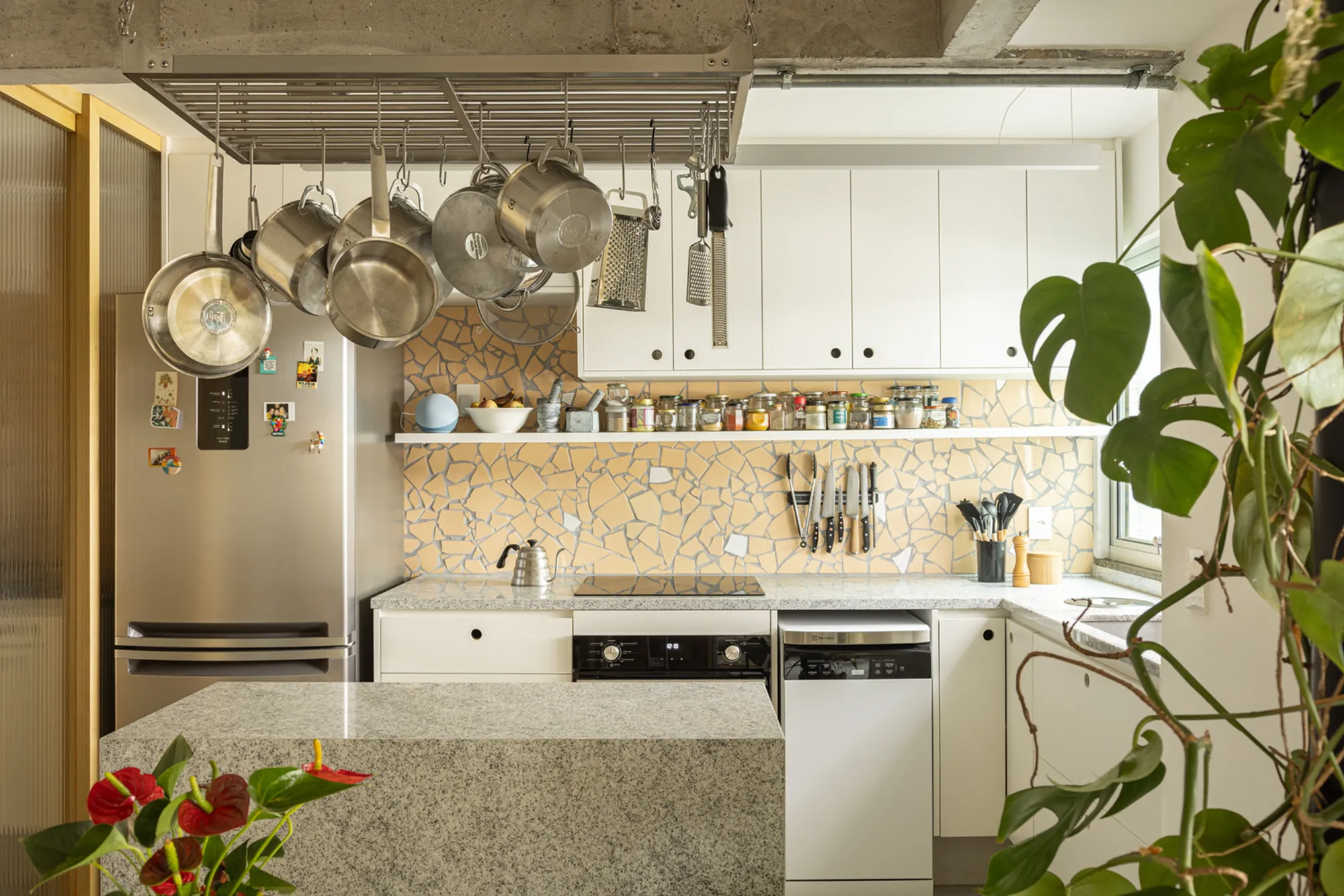 Caco Apartment Renovation by Coarquitetos: Sustainable and Contemporary Living in Brasília
