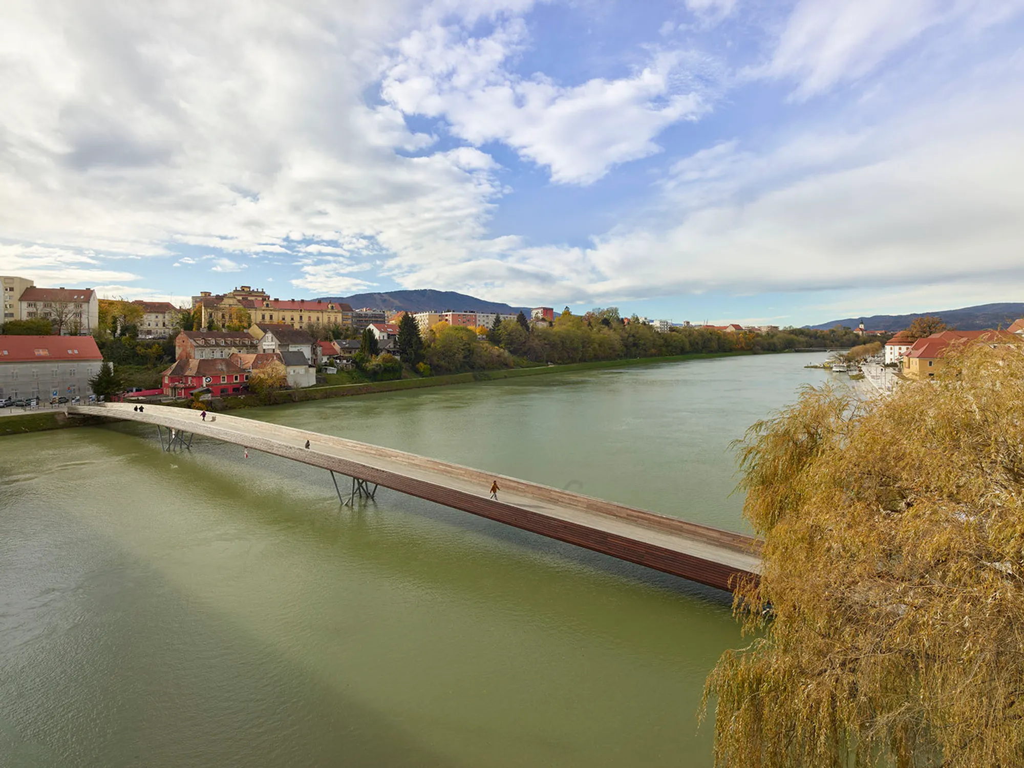 Splavarska Lent-Tabor Bridge: A Contemporary Wooden Landmark in Maribor