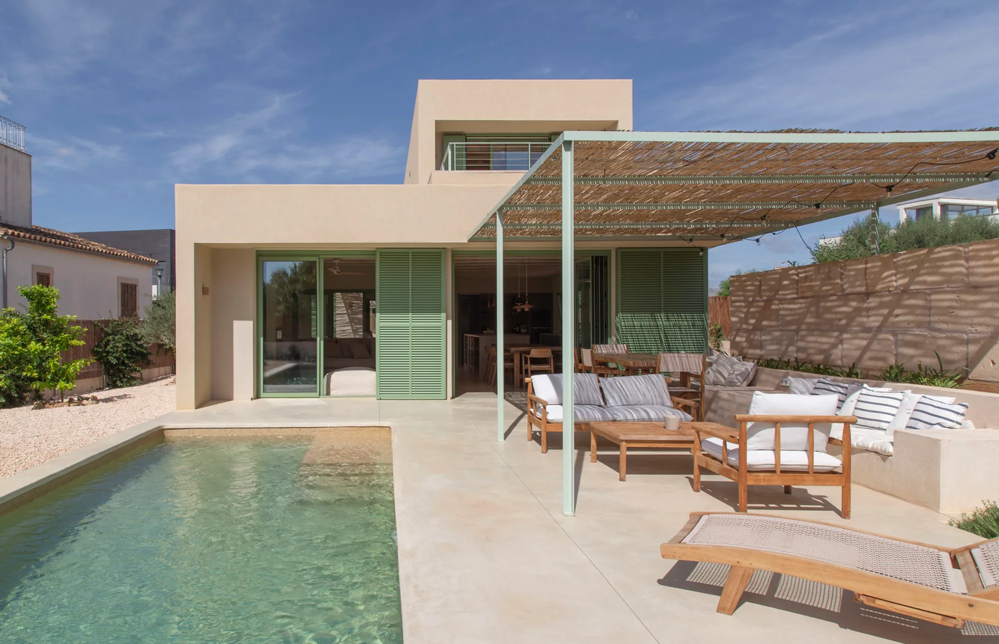 House in Mallorca by Dom Arquitectura: Seamless Indoor-Outdoor Living in Alcudia