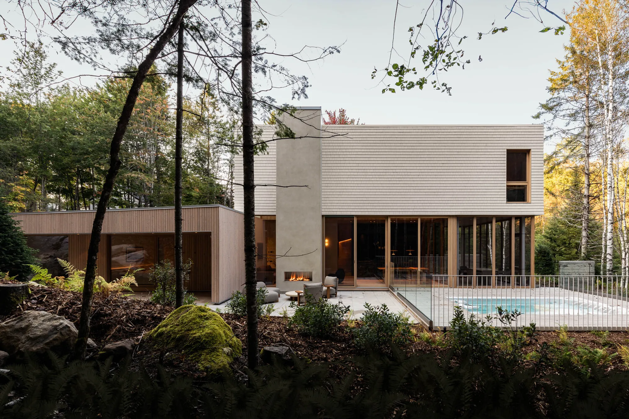 Q8 Residence by MRDK — A Contemporary Forest Retreat Rooted in Material Warmth and Environmental Sensitivity