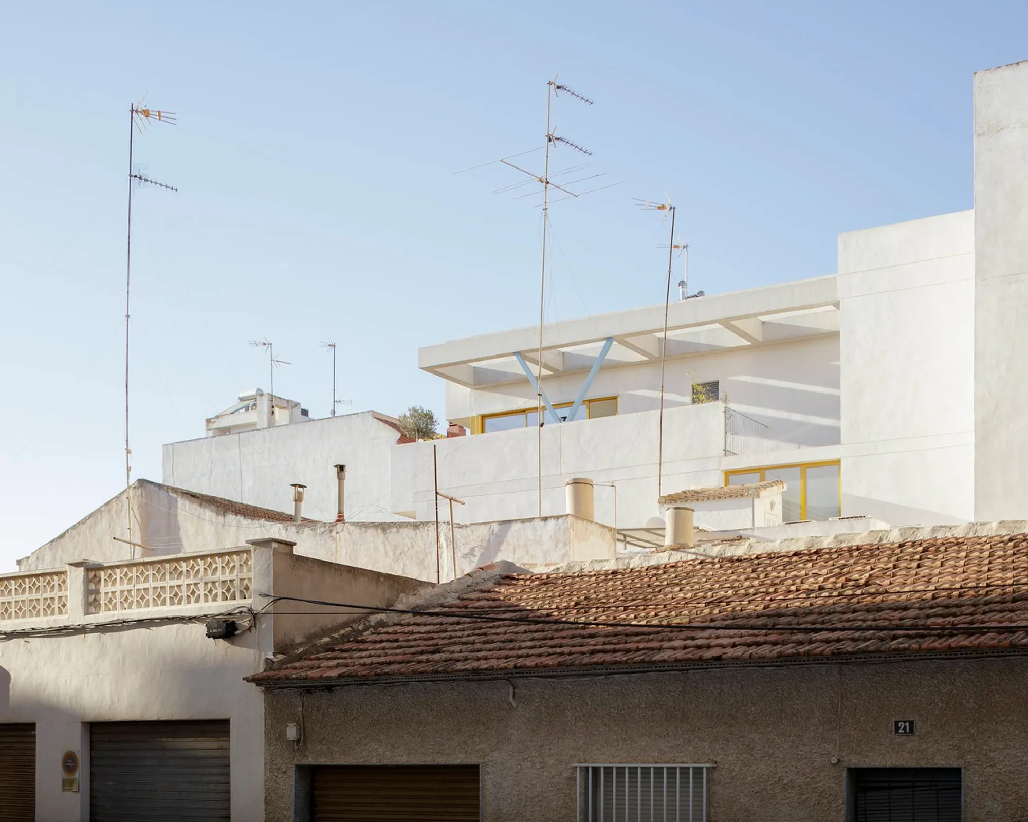 House in Guardamar del Segura by Bernardo Cerrato: Innovative Design for Narrow Urban Plots
