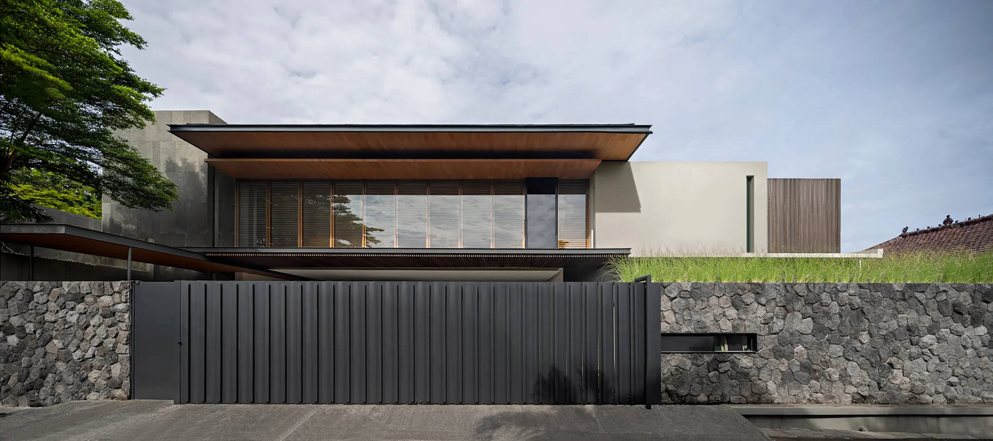 EA Residence by Jettaliving: A Luxurious Tropical Home in Jakarta