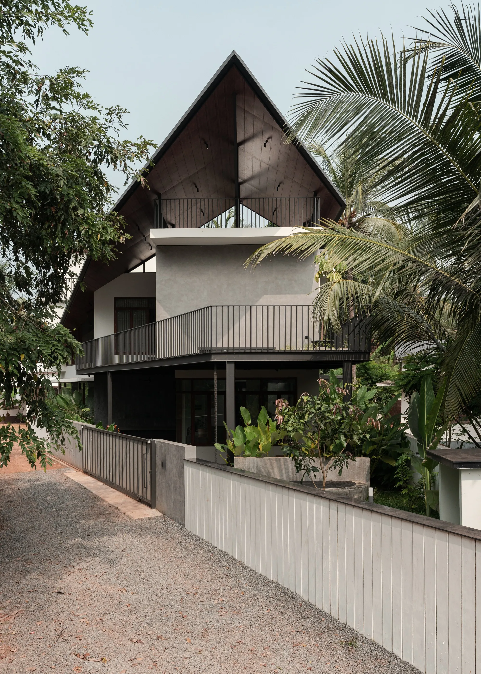 Infinity Edge Residence by TROPICAL TONES: Transforming an Irregular Coastal Plot into a Tropical Modern Home