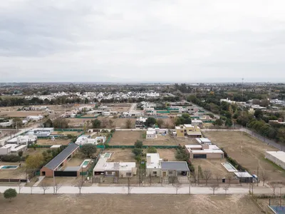 “Long House by Balsa Crosetto Piazzi: Contemporary Linear Living in Córdoba, Argentina”
