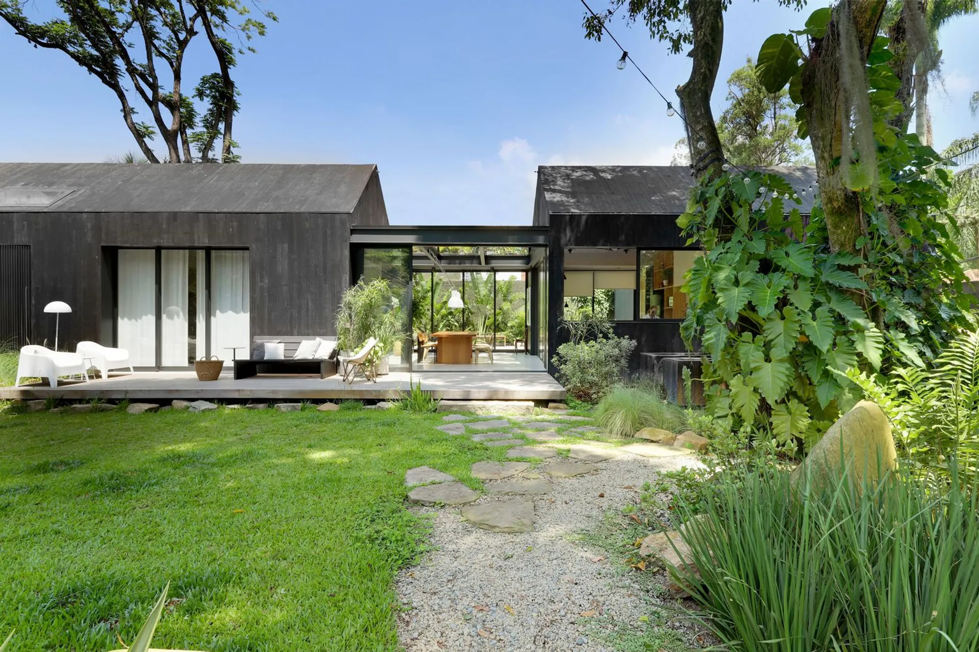 Itanhangá House by be.bo arquitetos: A Nature-Integrated Contemporary Home in Rio de Janeiro