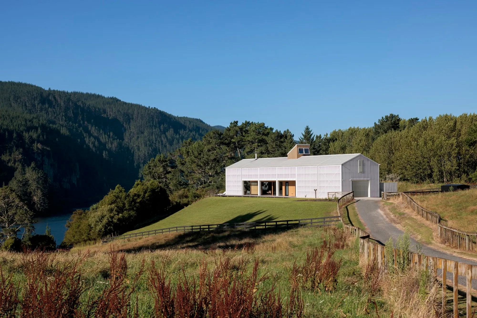 Chodge Holiday Home by DCA Architects of Transformation: A Contemporary Retreat Immersed in New Zealand’s Rural Landscape