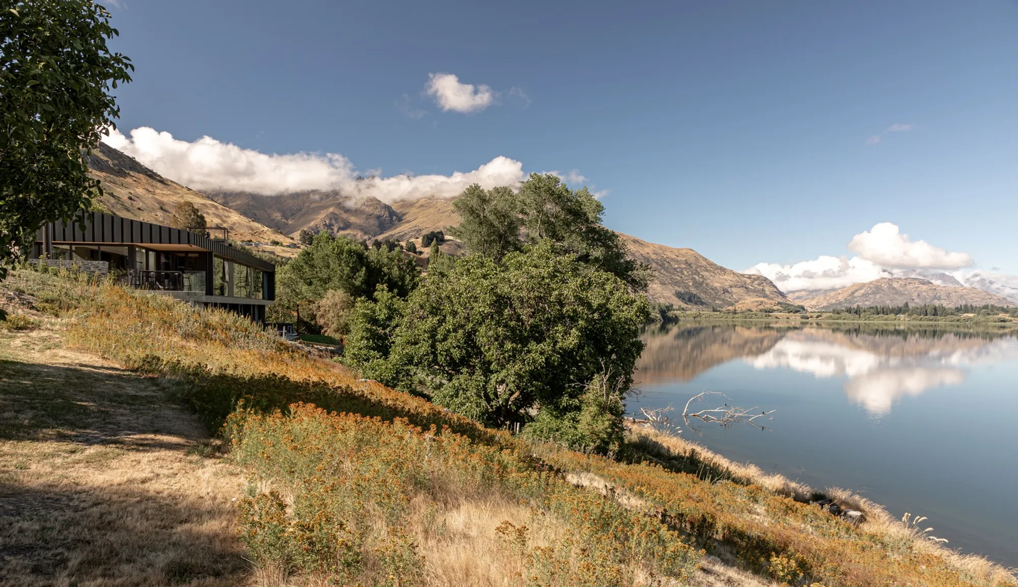 Lake Hayes House by Ben Hudson Architects: A Contemporary Home Sculpted into the Landscape