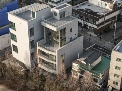 AON Building by LKSA: Harmonizing Urban Context and Natural Landscape
