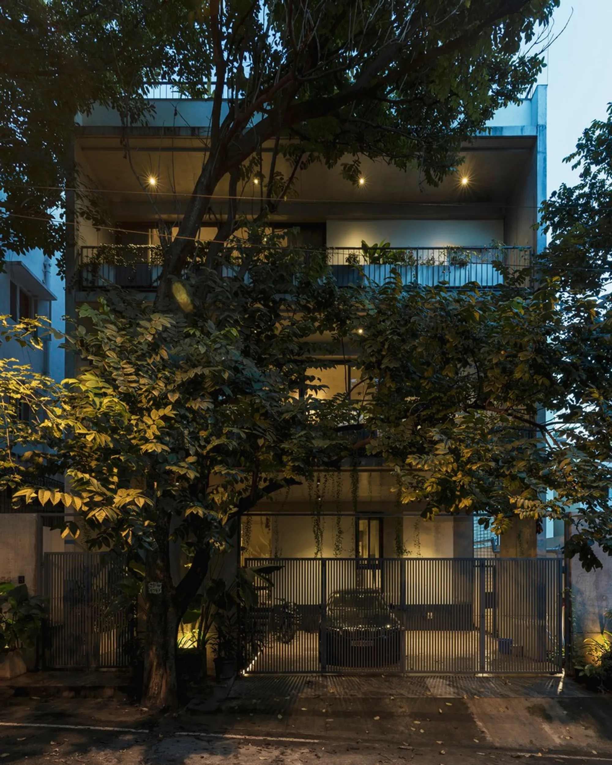 ANIKETANA House by KASA Design Collective: A Vertical Oasis of Light, Privacy, and Contemporary Living