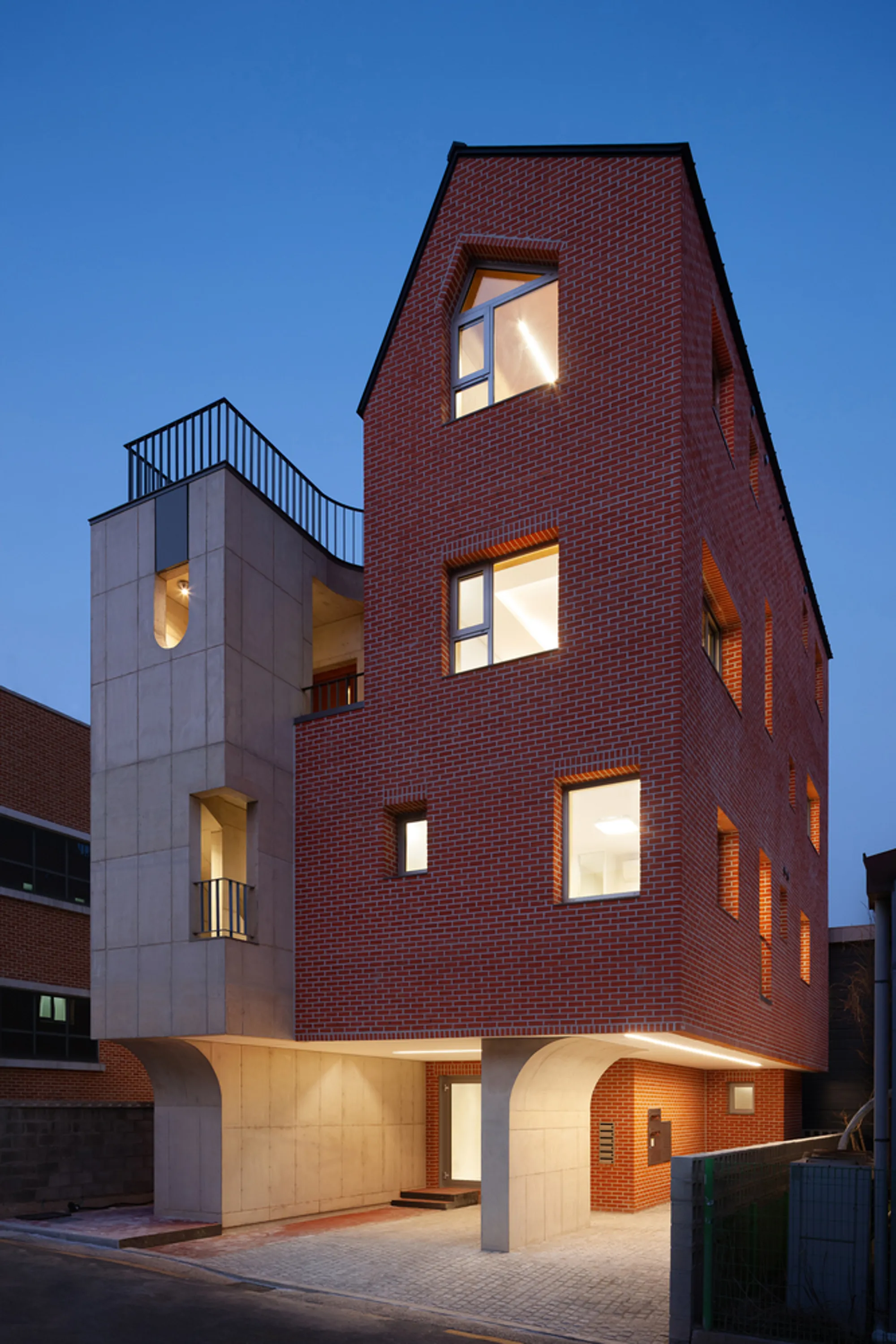On Hue Residence by REALSPACE ARCHITECTS: A Warm, Light-Filled Urban Retreat in Gijang-gun