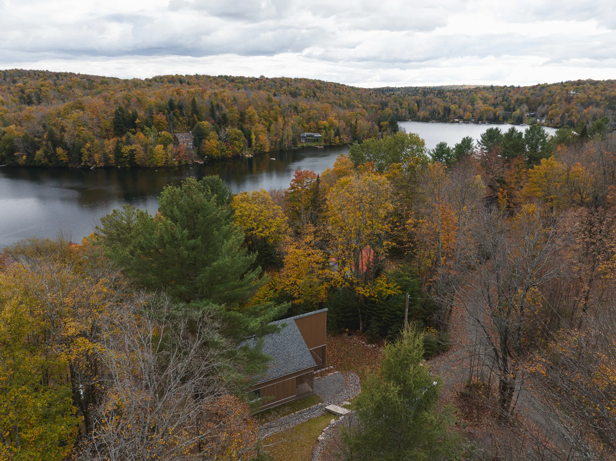 M Residence by DESK Architectes: A Modern Chalet in the Laurentians
