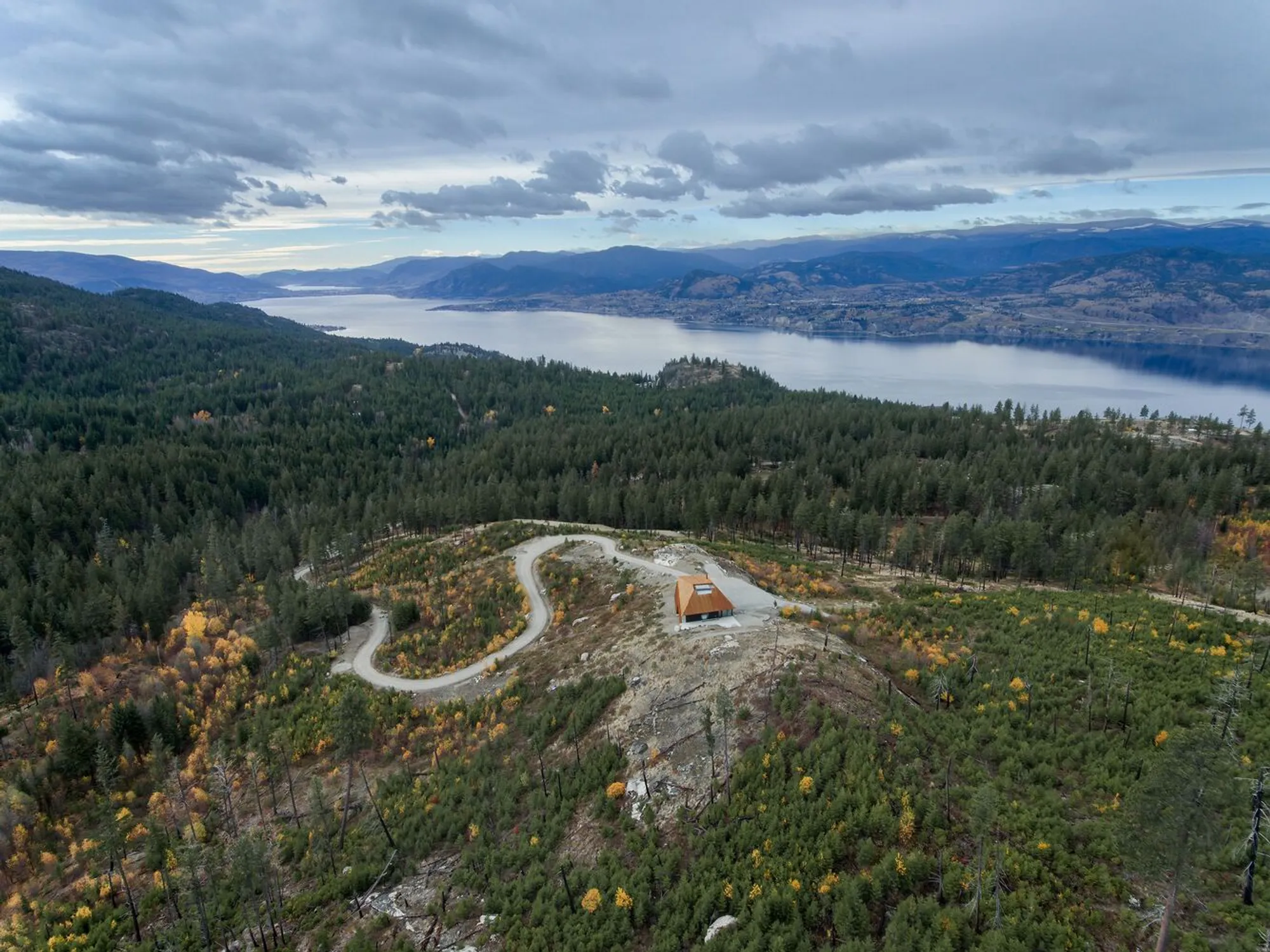 Schlotfeldt Residence by Omar Gandhi Architect: Modern Mountain Living in Naramata, Canada