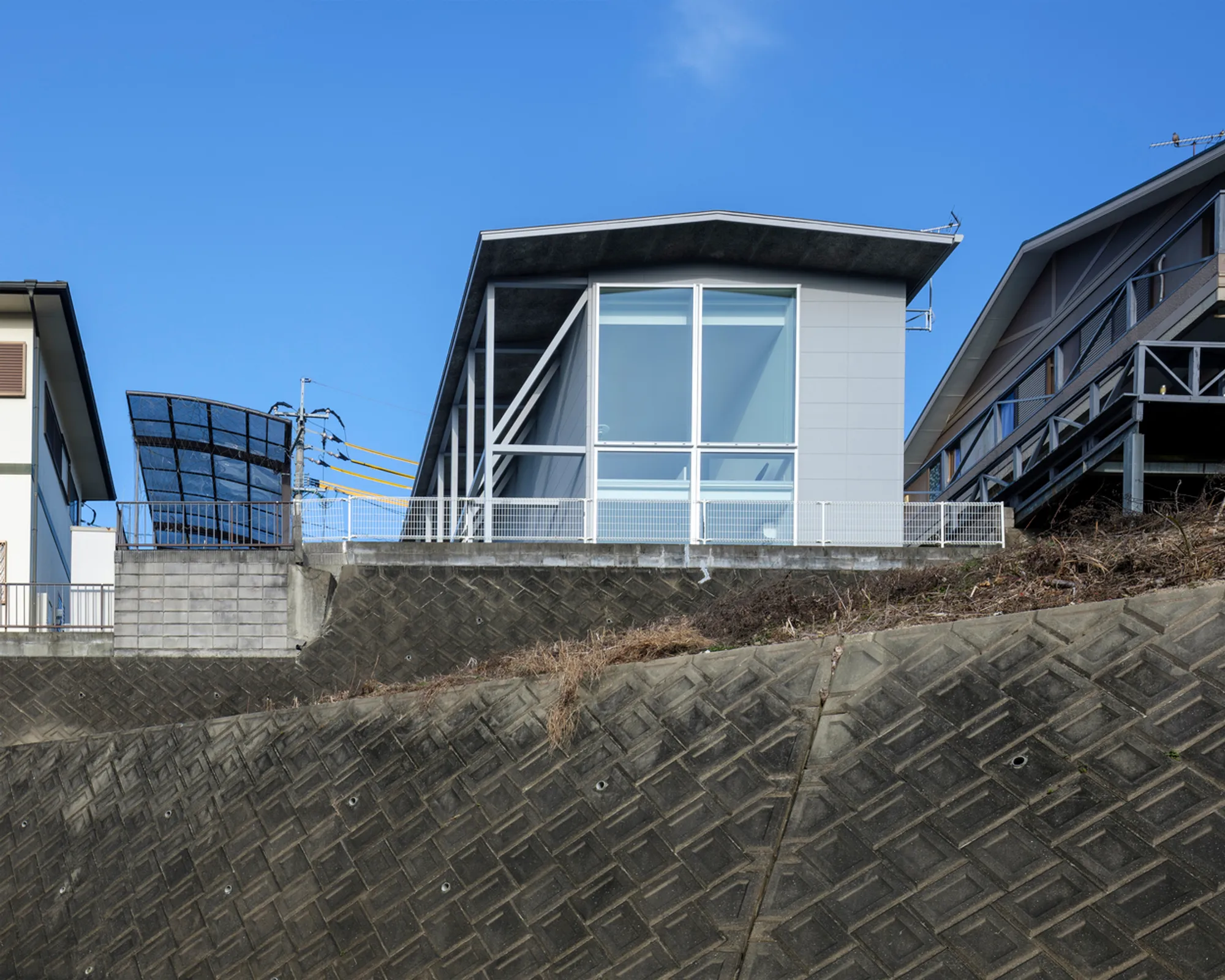 Frame and Window House by Shinji Nakano Architects: A Cliffside Residence Framing Light, Landscape, and Community