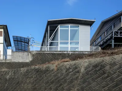 Frame and Window House by Shinji Nakano Architects: A Cliffside Residence Framing Light, Landscape, and Community