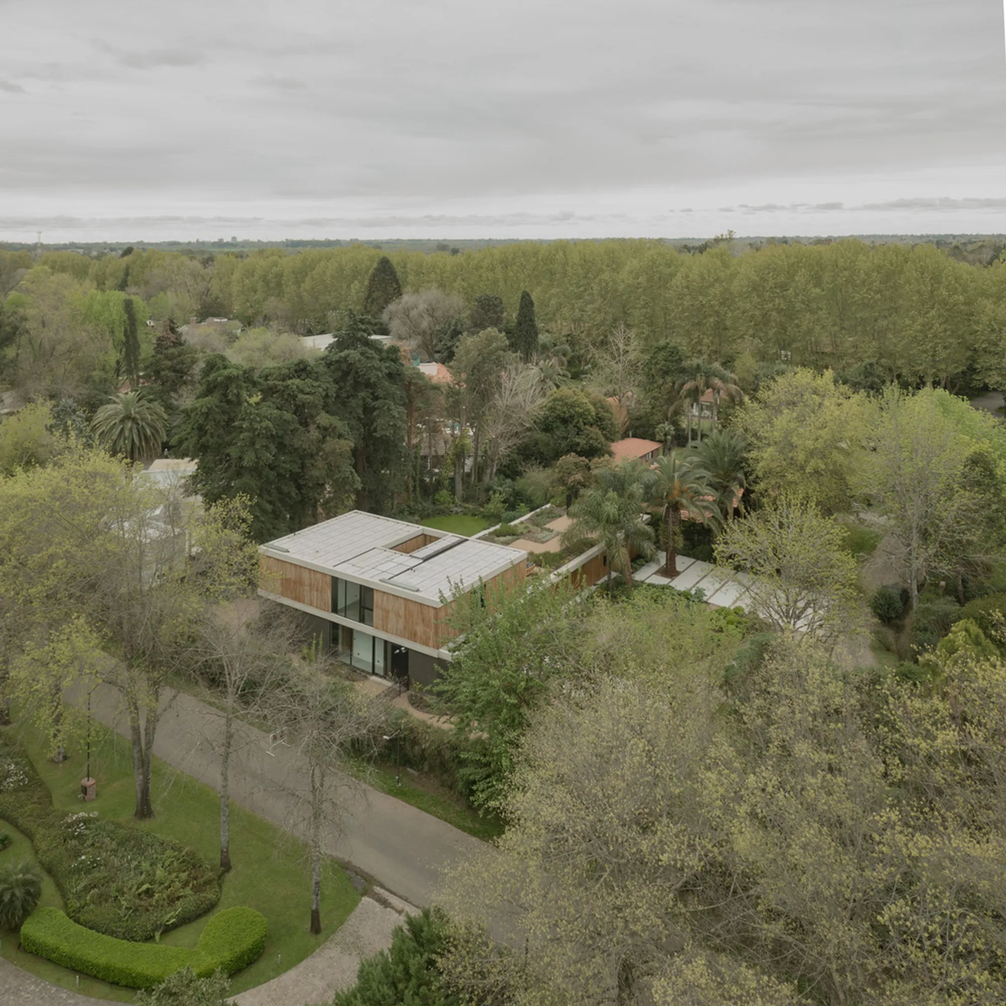 FEN House by VDV ARQ: A Viewpoint Residence Intertwined with Landscape in Argentina