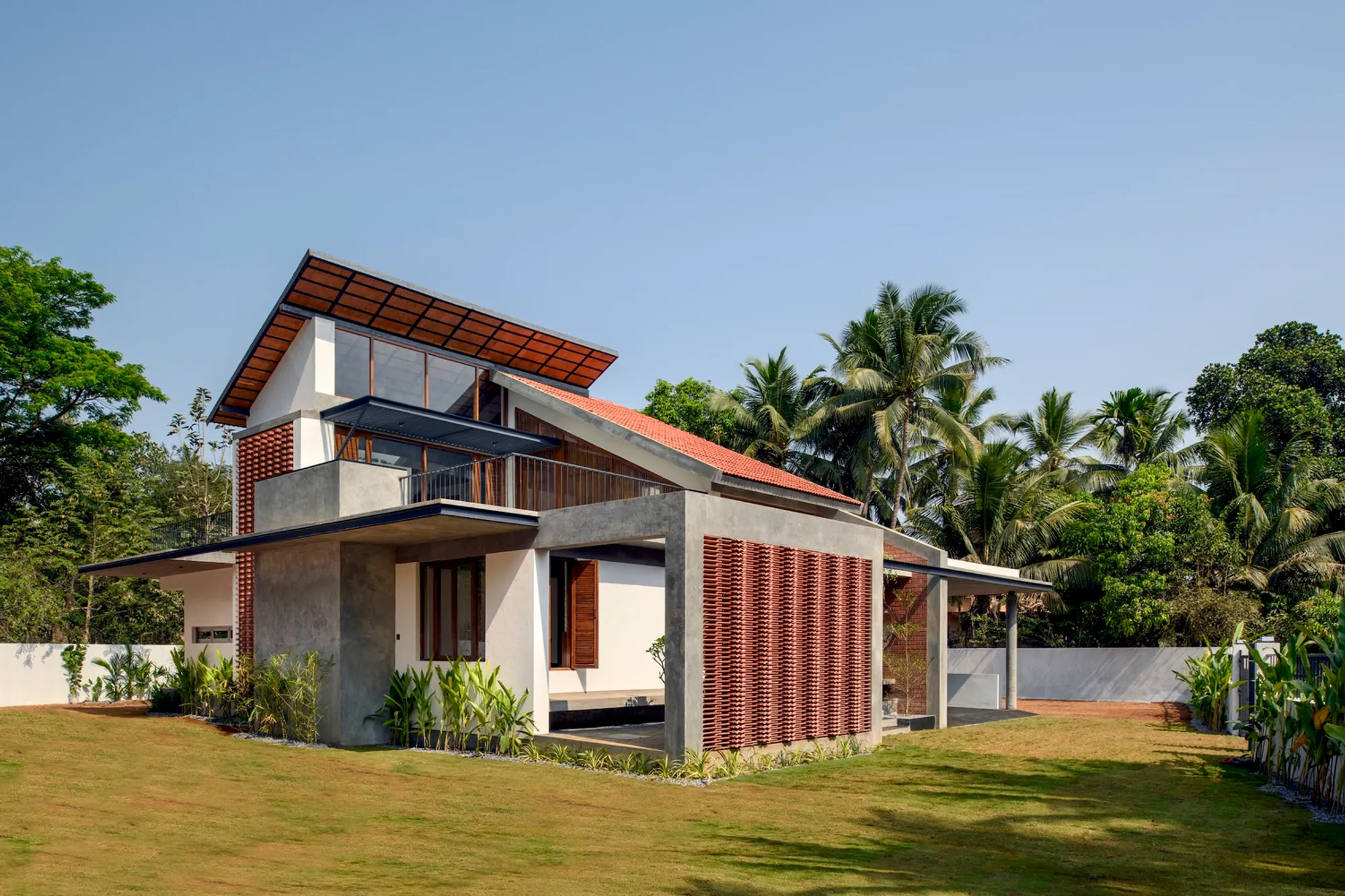 Transposed Courtyard House by Studio MSA