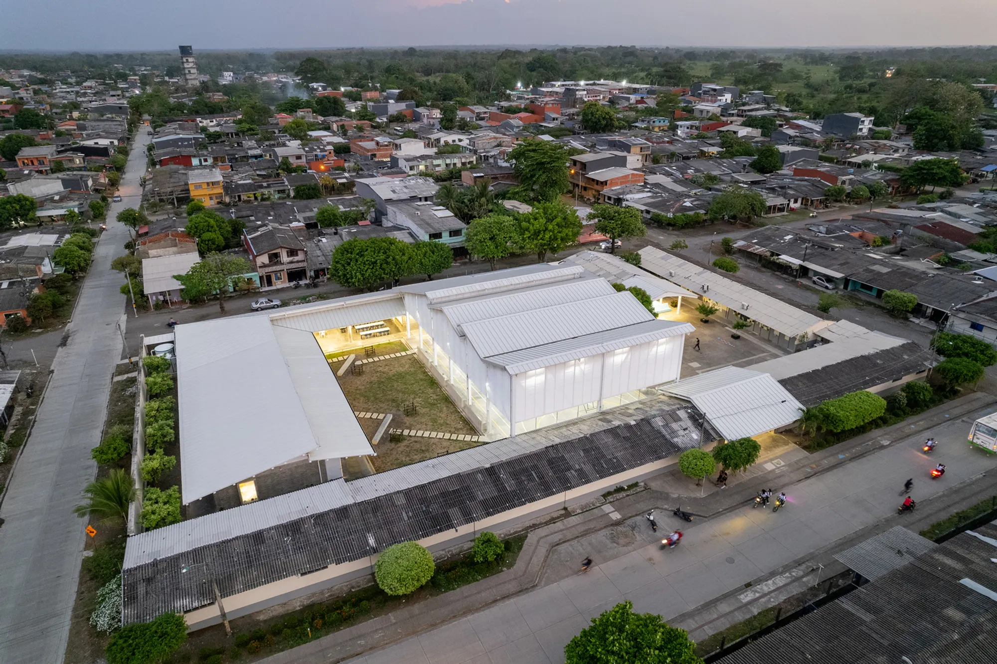 Chigorodó Educational Institution by Taller Síntesis Arquitectura: A Climate-Responsive Community Hub in Urabá, Colombia