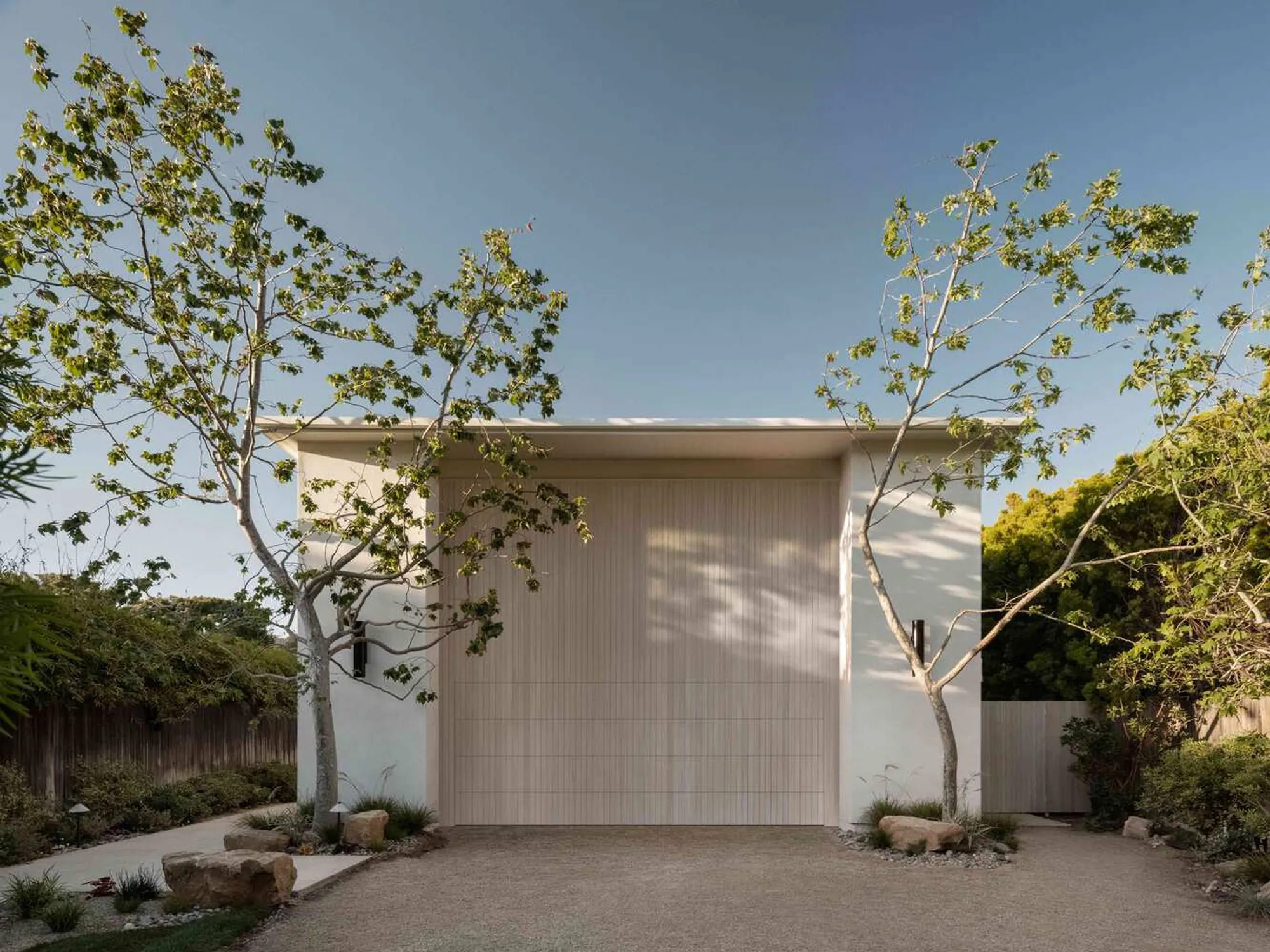 Malibu Colony Road House by Warren Garrett: A Masterful Mid-Century Modern Renovation