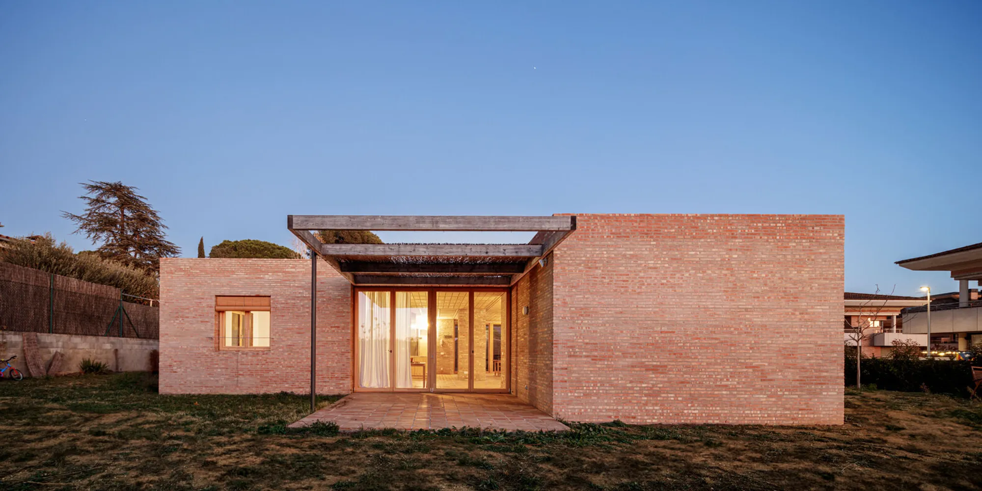 LA House by Alventosa Morell Arquitectes: Sustainable Single-Family Living in Llinars del Vallès