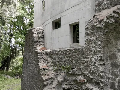 [tp3] architekten Weave 21st-Century Concrete into a 14th-Century Austrian Castle Ruin